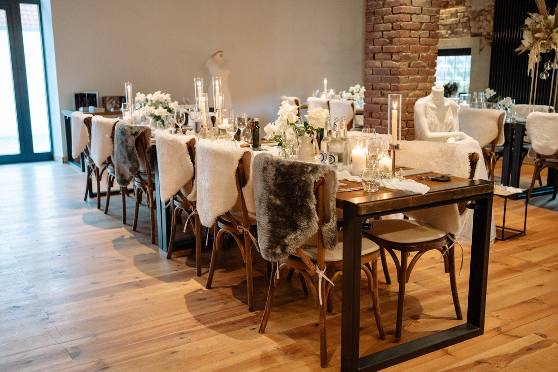 Clean Chic Hochzeit: Minimalistische und elegante Tischdeko in Weiß