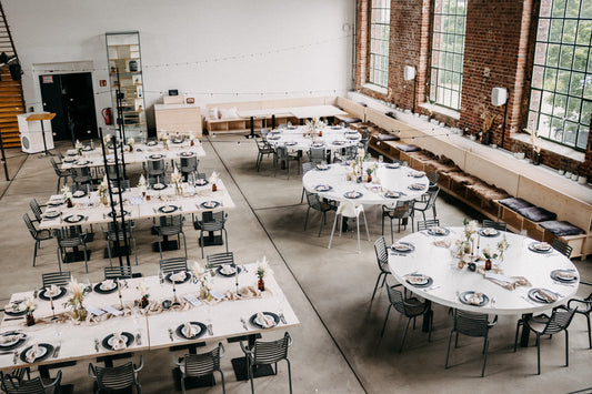 Boho-Industrial-Hochzeit in der Werkstatt Waltrop: Hochzeitsdeko in weiß, beige und grün mit schwarzen Details