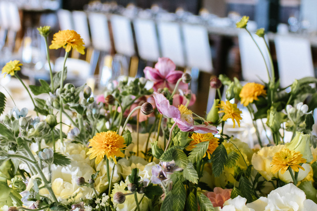 Sommerlich-leichte Hochzeit im EsCape in Münster mit Wiesenblumen