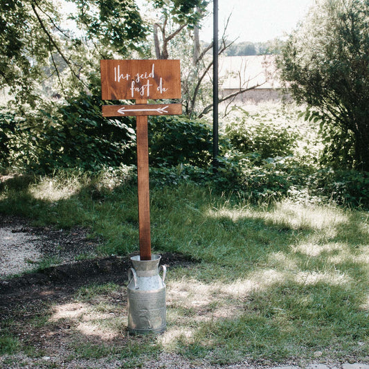 Wegweiser "Ihr seid fast da"