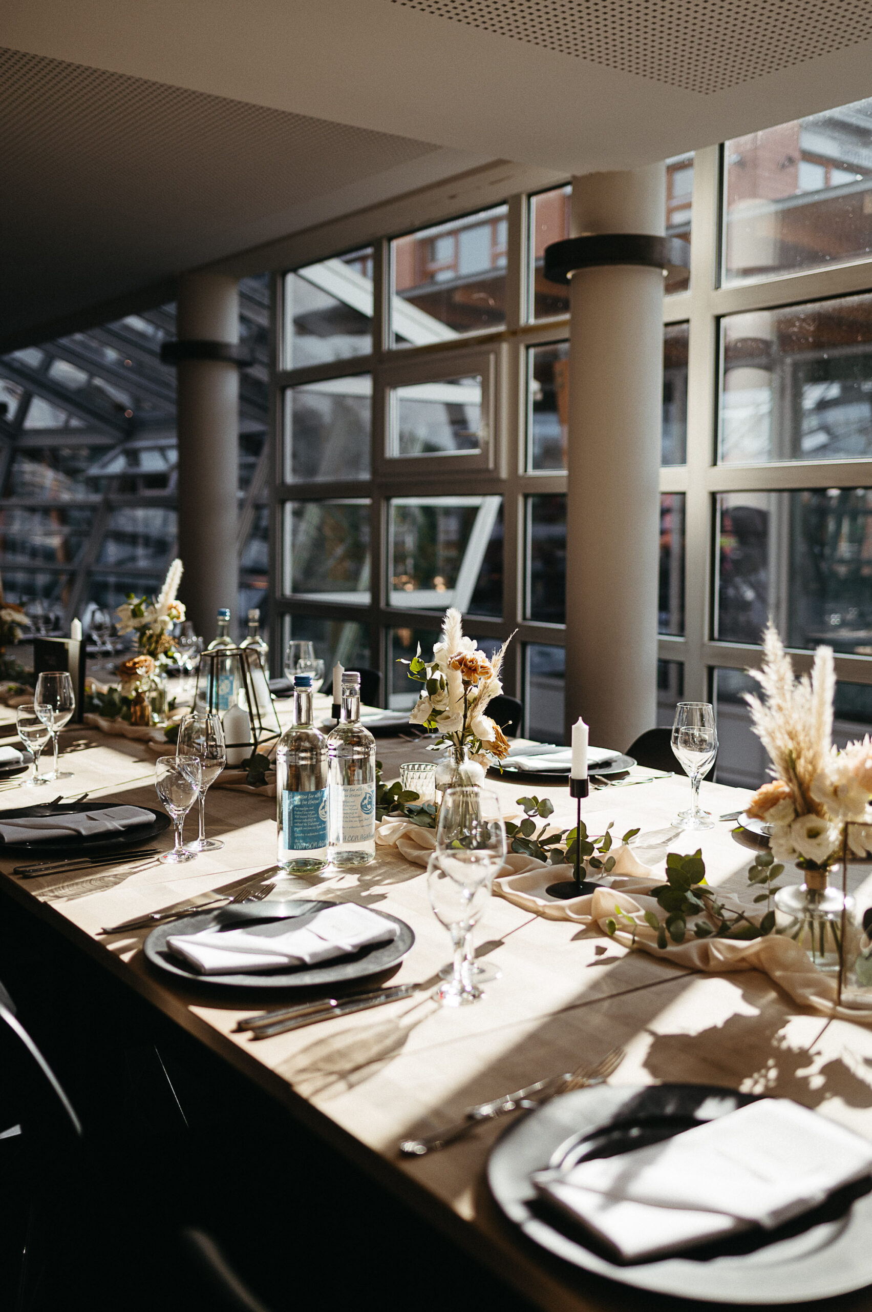 Verena & Jan-Hendrik – Clean-Industrial-Hochzeit im Factory Hotel, Münster
