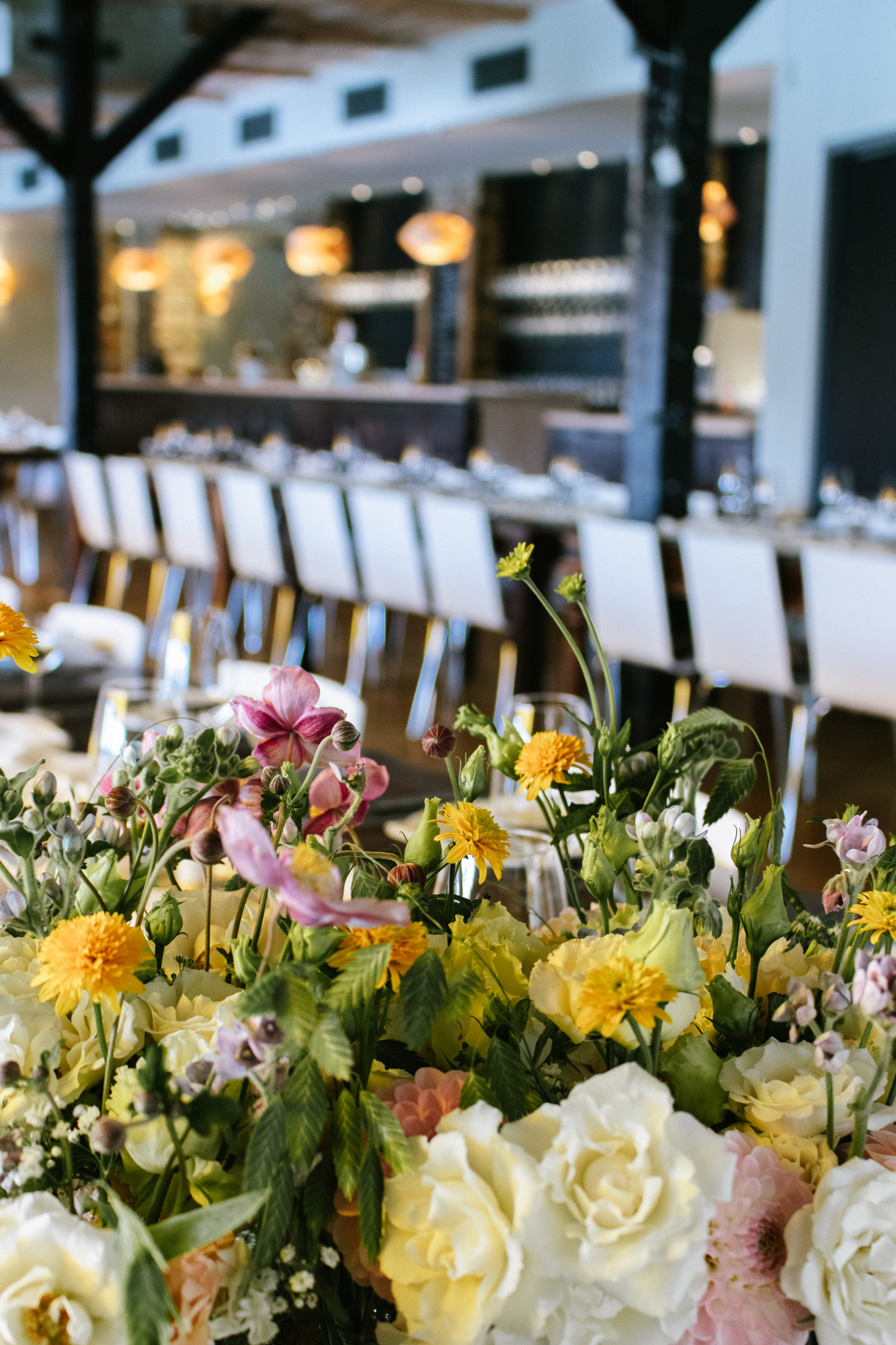 Caro & Basti – Sommerlich-leichte Hochzeit im EsCape in Münster mit Wiesenblumen